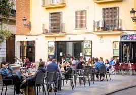 Varias personas, en las terrazas de la Plaza del Negrito.