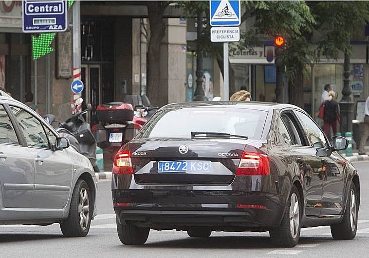 Un vehículo VTC en las calles de Valencia.
