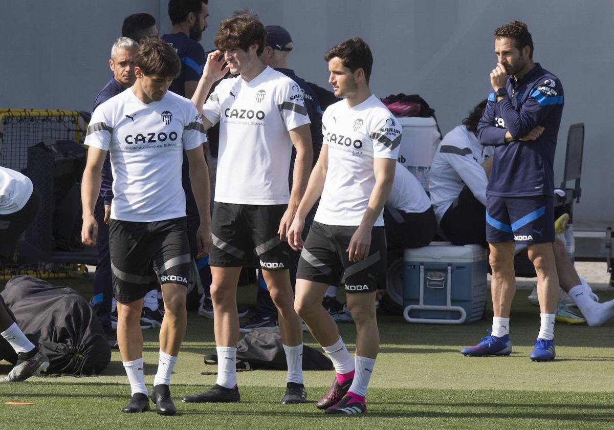 Braja junto a sus futbolistas en el entrenamiento de este jueves.