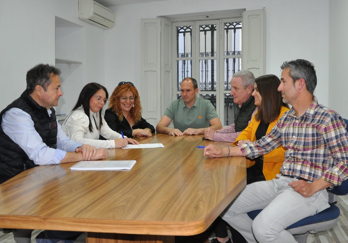 Gonzalo Lacalle, primero por la izquierda, junto a otros miembos de Activa Chiva.