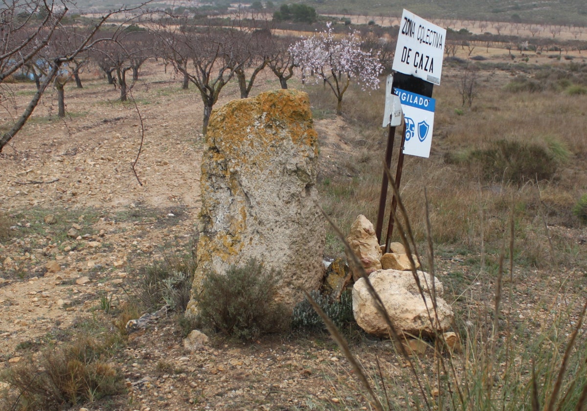 Este mojón, en medio de un campo de almendros, marca en triángulo fronterizo de la Comunitat Valenciana, la Región de Murcia y Castilla-La Mancha.