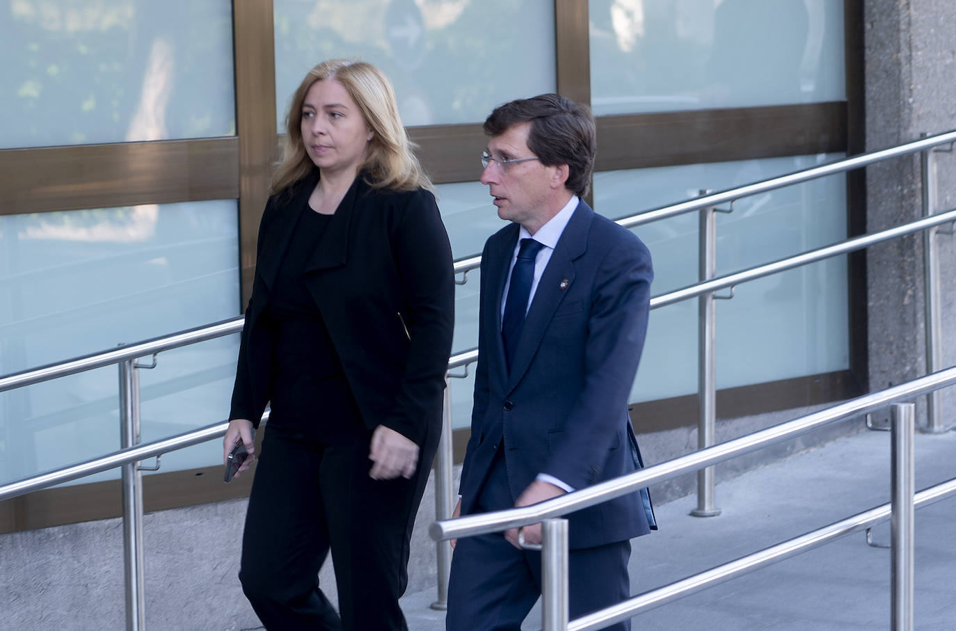 El alcalde de Madrid, José Luis Martínez-Almeida, junto a la delegada de Seguridad y Emergencias, Inma Sanz