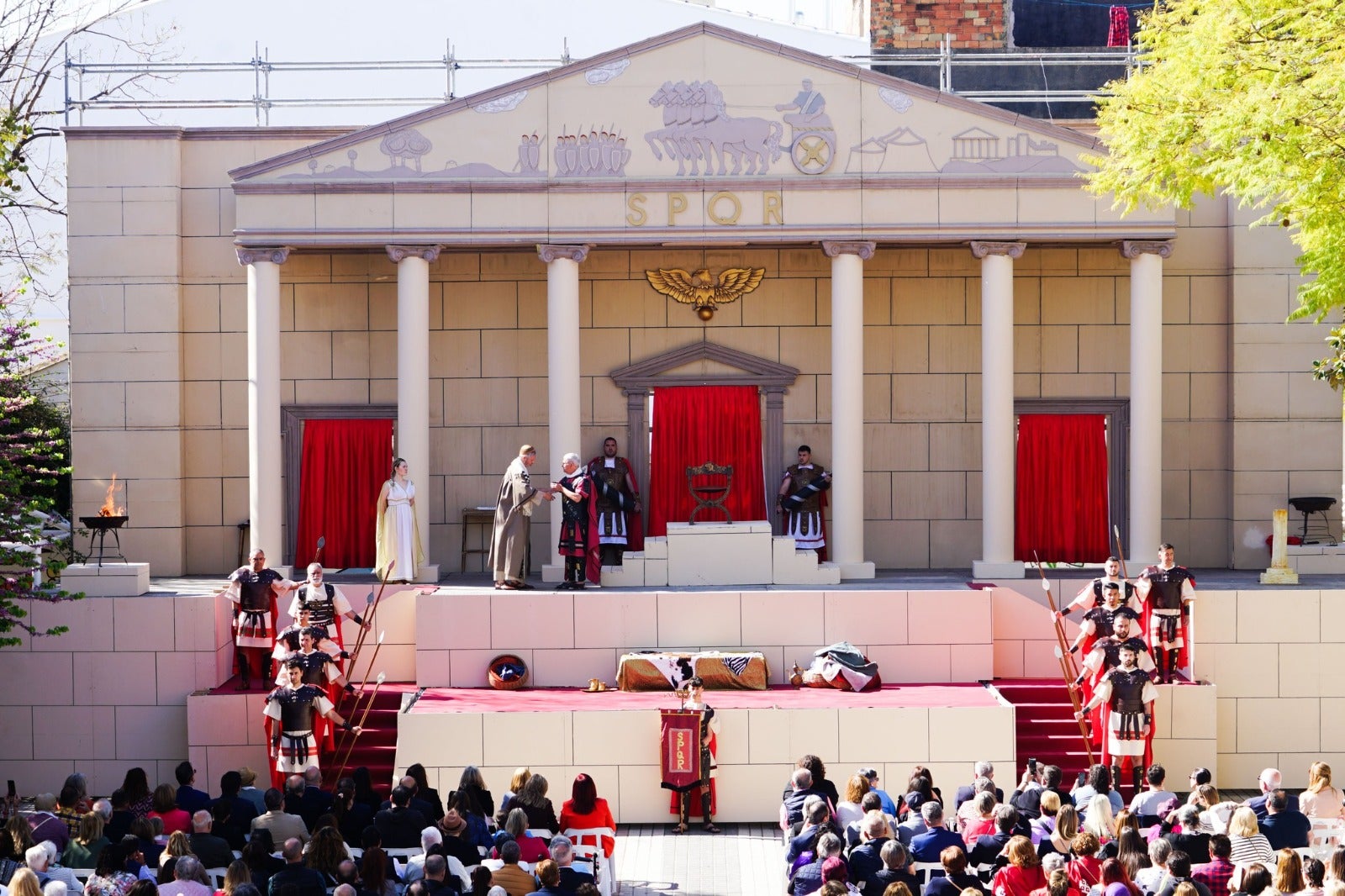 Imagen secundaria 2 - Cofradía de la Burreta de Xàtiva, al inicio de la procesión de Viernes Santo.; un instante de la procesión de Alzir ay el Juicio Viviente de Benetusser. 