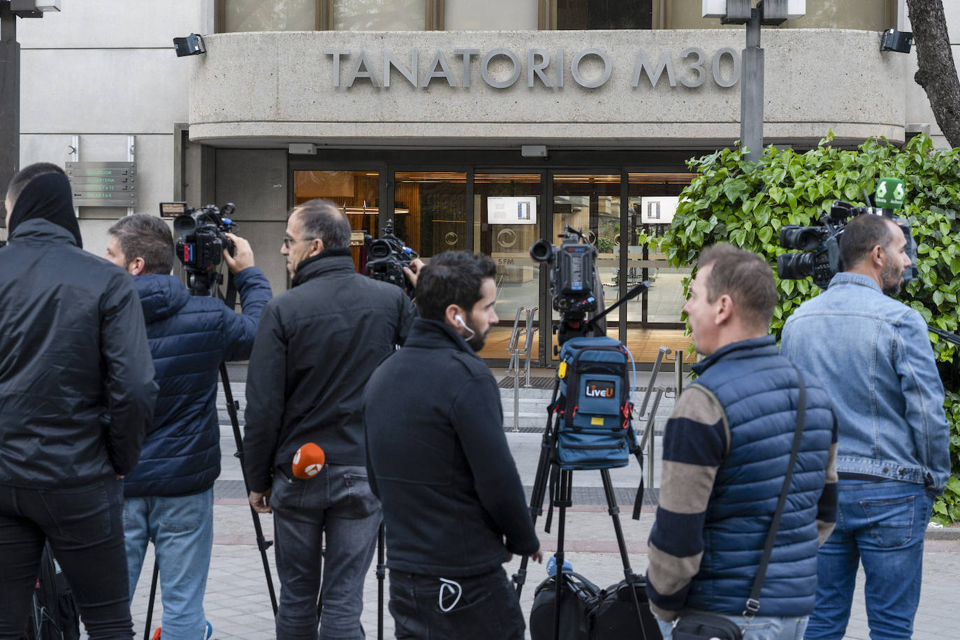 Medios de comunicación a las puertas del tanatorio M30 de Madrid