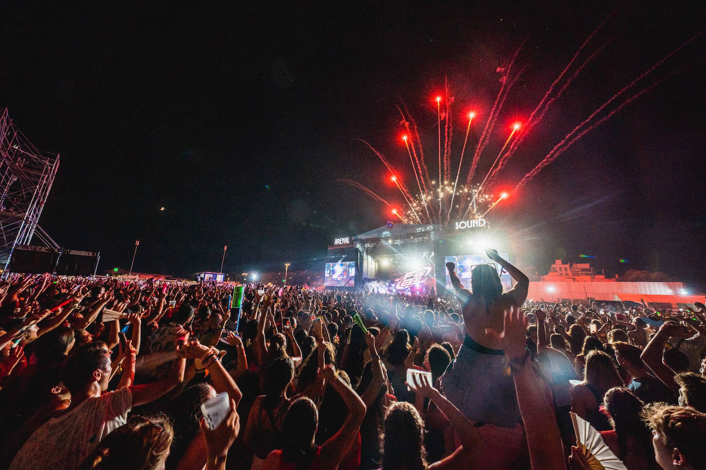 El Arenal Sound, que se celebrará entre el 3 y el 6 de agosto en la playa de Burriana, es siempre uno de los festivales más multitudinarios de la Comunitat. Para este año, el cartel lo conforman Anuel AA, Nicky Jam, Quevedo, Morad, Danny Ocean, Fernandocosta, Young Miko, Nicky Romero, Ana Mena, Emilia, Lali, Danna Paola, Nervo, Taburete, Dani Fernández, Marlon, Delaossa, Kaydy Cain, Maldita Nerea, Belén Aguilera, Álvaro de Luna o Villano Antillano, entre otros.