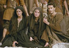 María Magdalena (Monica Bellucci), María (Maia Morgenstern) y Juan (Hristo Jivkov) en una escena de 'La pasión de Cristo'.