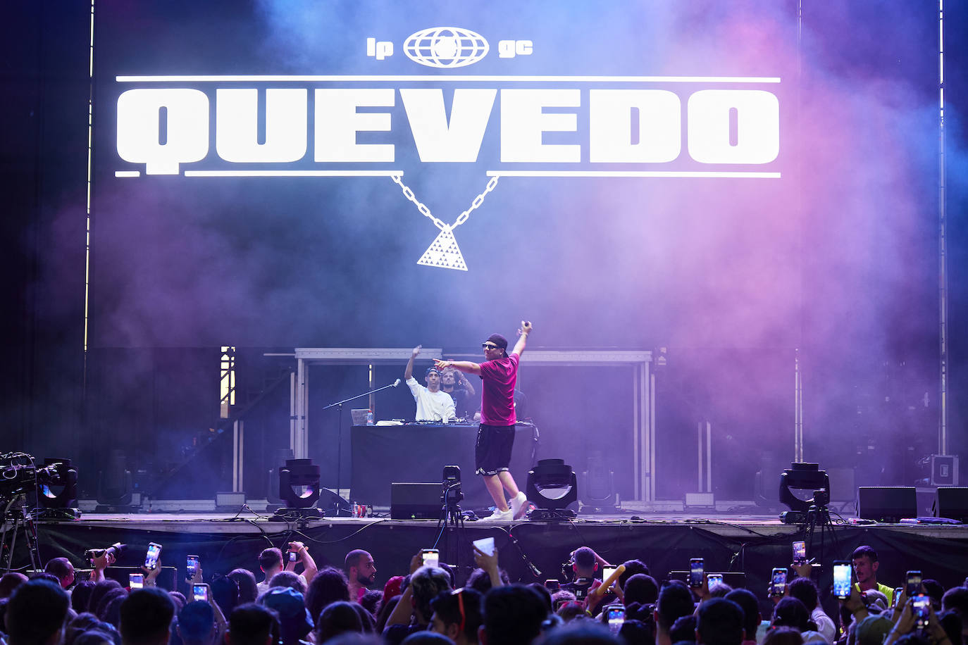 Quevedo, uno de los artistas de música urbana más escuchados en 2022 gracias a su tema 'Quédate' estará este año en el Arenal Sound, en la playa de Burriana. El año pasado se le pudo ver en el Big Sound de Valencia. 