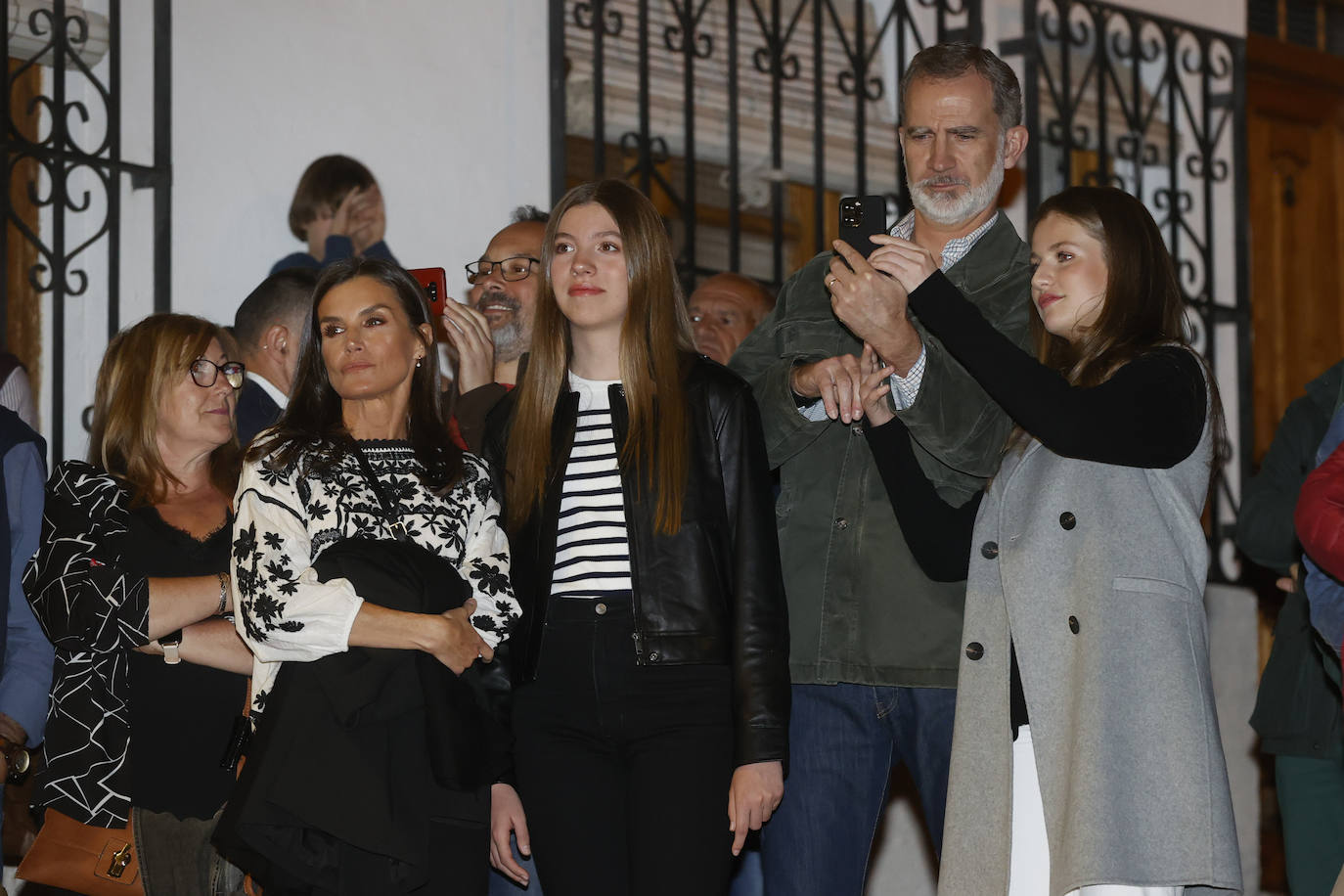 La aparición de los Reyes junto a Leonor y Sofía en la Semana Santa de Chinchón