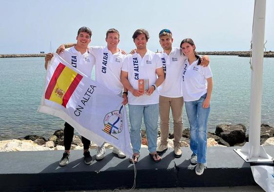 Los cinco tripulantes de la regata del Club Náutico de Altea.