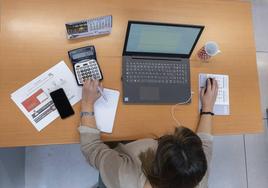 Una empleada, teletrabajando desde casa