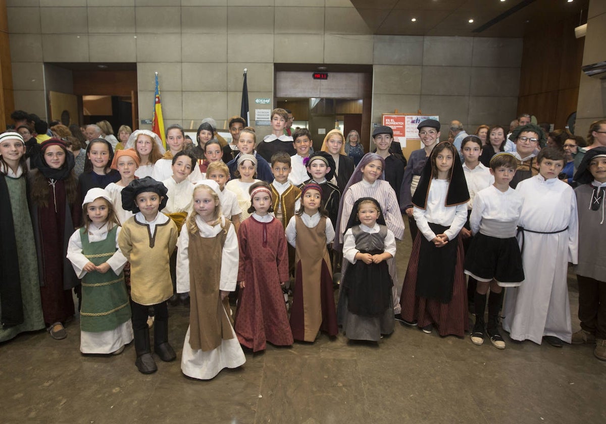 Niños participantes en la representación de los milagros de San Vicente Ferrer, este martes, en l salón de actos de la ONCE.