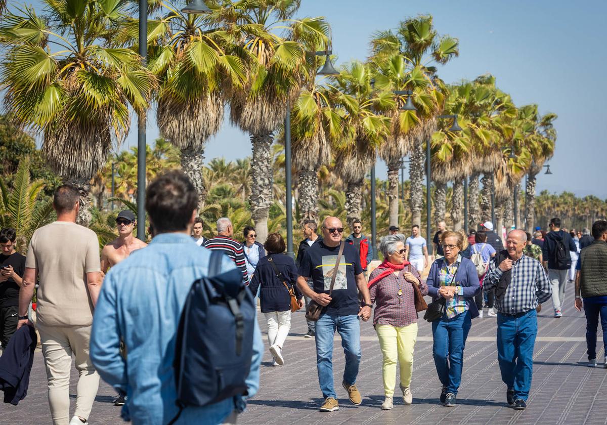 Un grupo de personas pasean en Valencia.