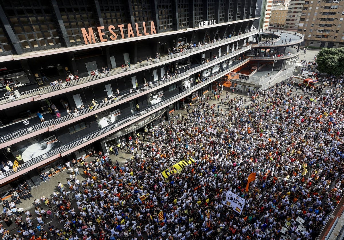 Miles de valencianistas protestan contra Lim fuera de Mestalla.