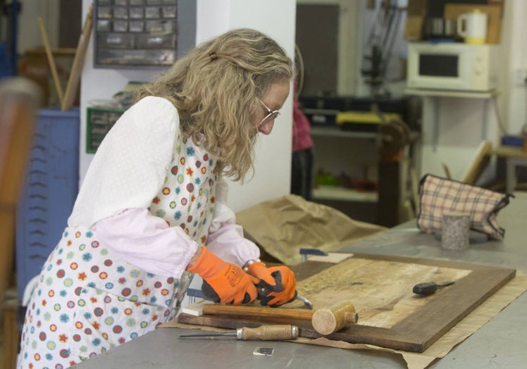 Una alumna realiza trabajos de restauración.