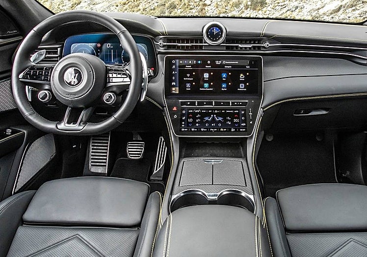 Hasta tres pantallas en el interior y un reloj digital personalizable.