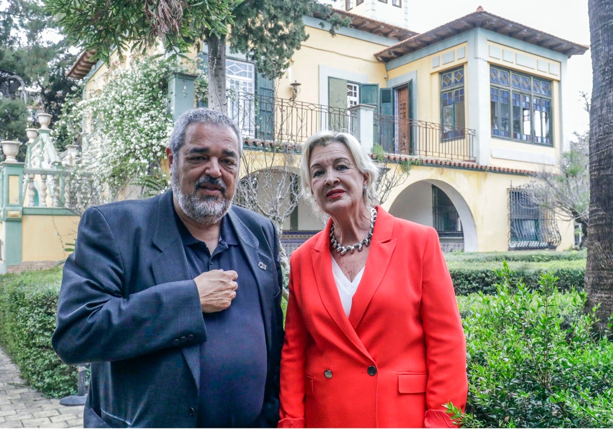 Carlos Aganzo, director de Fundación Vocento junto a Alicia Viladomat, autora de 'Pilar de Valderrama, memorias de un gran secreto', este miércoles en Villa Amparo.