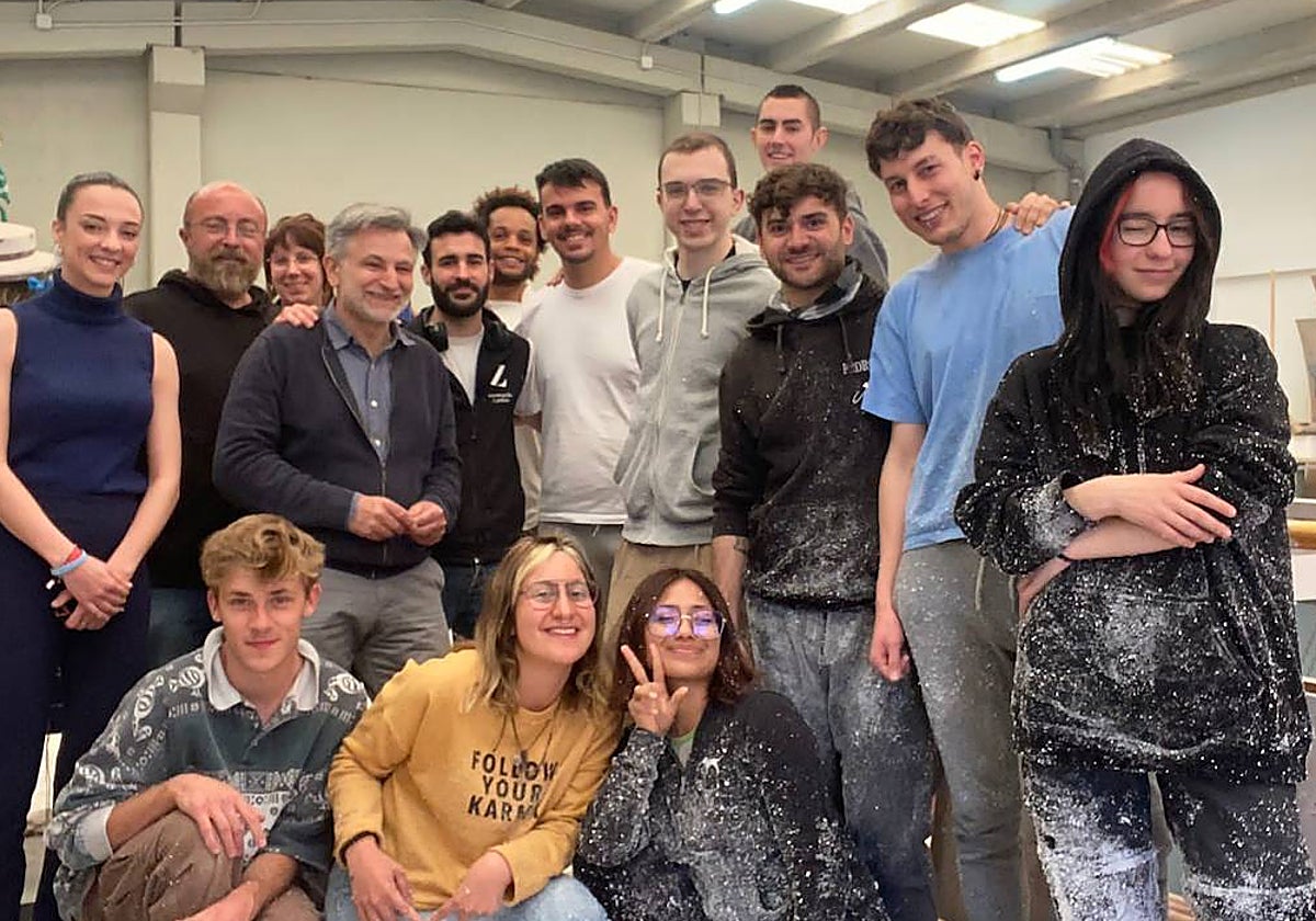 Alumnos del grado superior de Artista Fallero, junto a Paco Pellicer, maestro mayor del gremio.