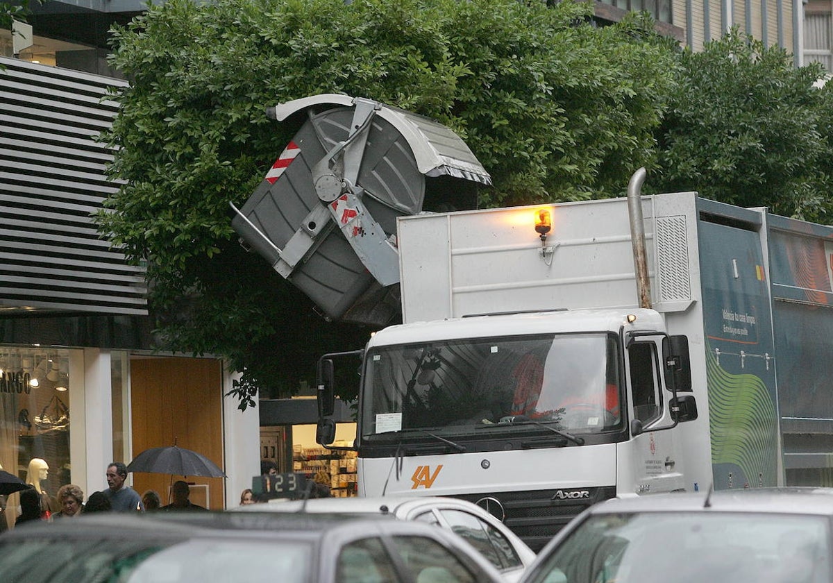 Retirada de la basura, en la calle Colón de Valencia en imagen de archivo.