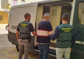 La Guardia Civil, con uno de los arrestados.