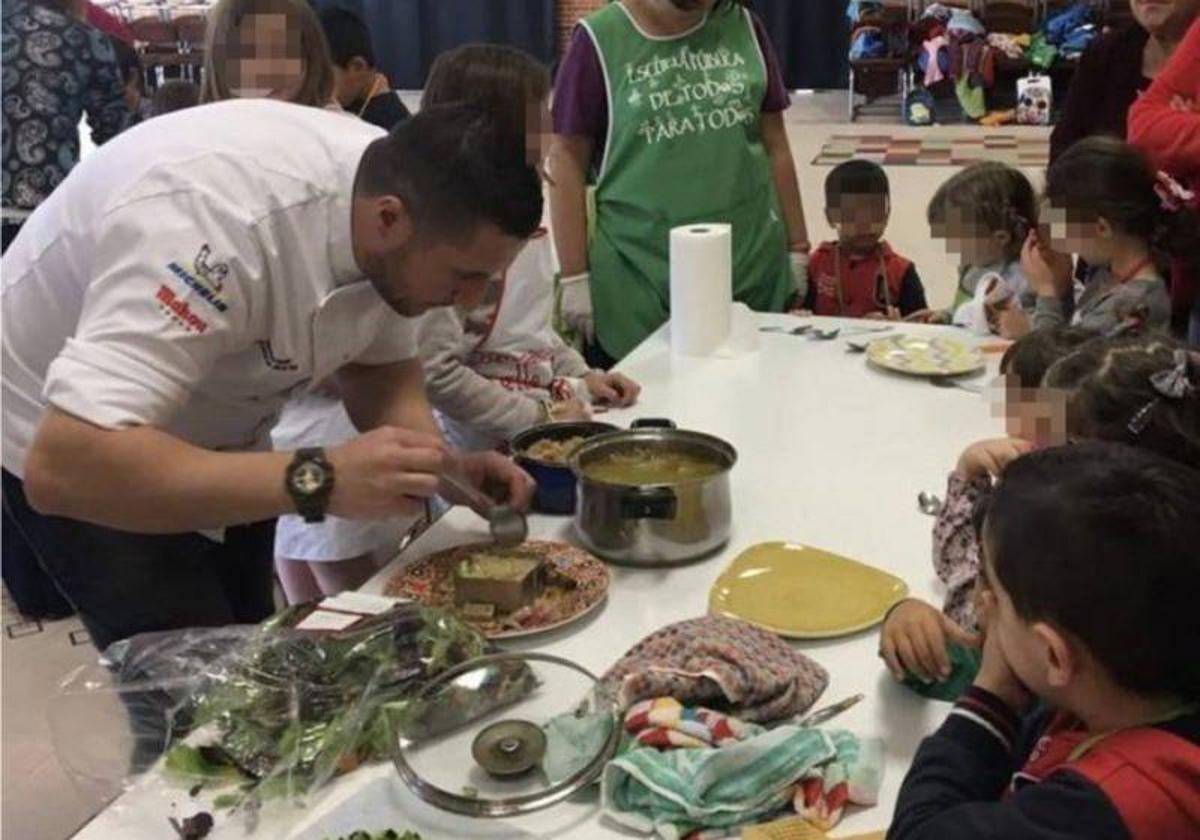 Un chef emplata una elaboración en un colegio público, en una acción para dar a conocer la gastronomía.