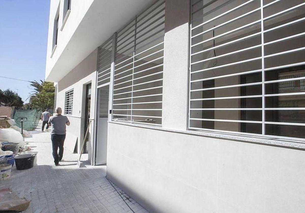 Un hombre camina junto a las nuevas viviendas de planta baja de un edificio de Urbania Developer en Catarroja.