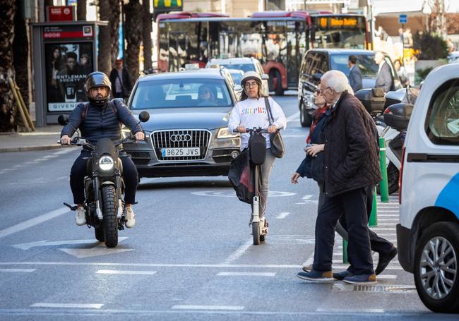 Patinetes, peatones y otros vehículos deben convivir en la ciudad.