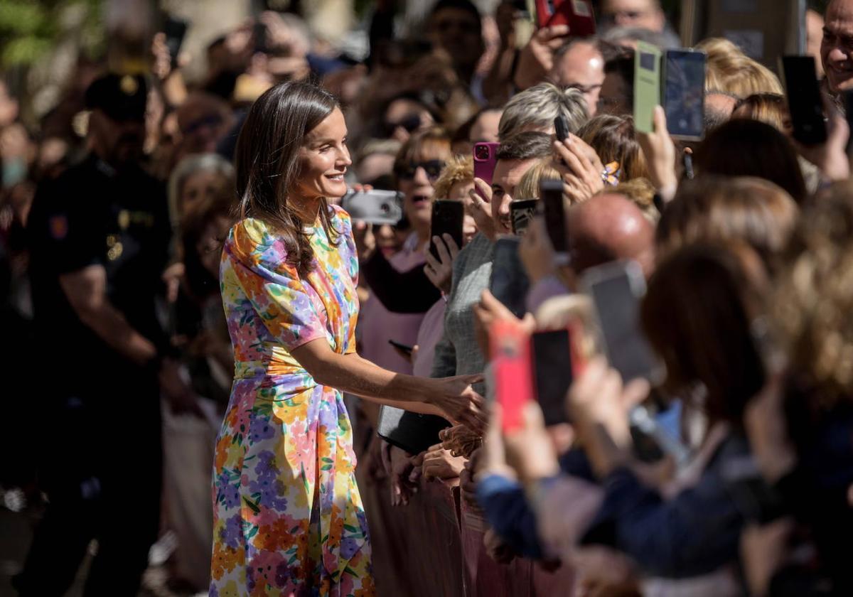 La reina Letizia sorprende con su &#039;look&#039; más multicolor