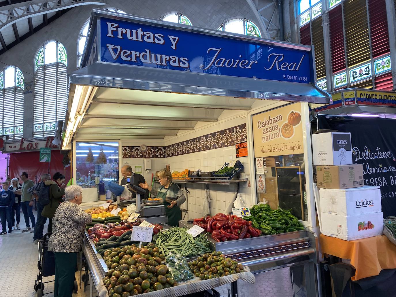 Vicenta Silla, protagonista de este reportaje con su nieta Celia, en una de las paradas de frutas y verduras en el Mercado Central.