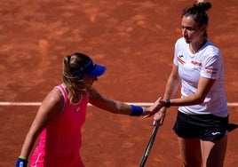 Sara Sorribes, con Marina Bassols durante uno de los entrenamientos en Marbella.