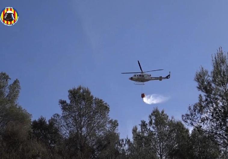 Los servicios de extinción, durante el incendio de Genovés.