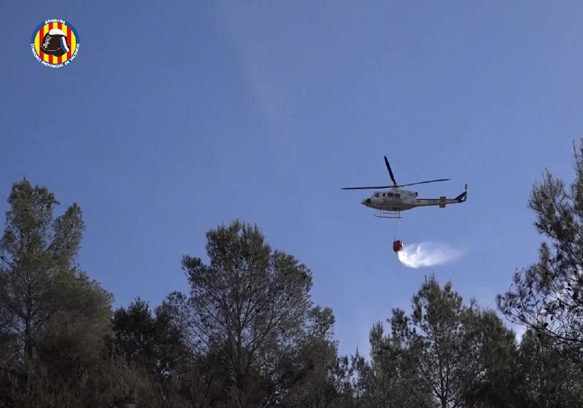 El cambio de viento obliga a movilizar de nuevo los medios aéreos en el incendio de Genovés