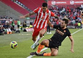 Nico y Chumi pelean un balón en el encuentro entre Almería y Valencia.