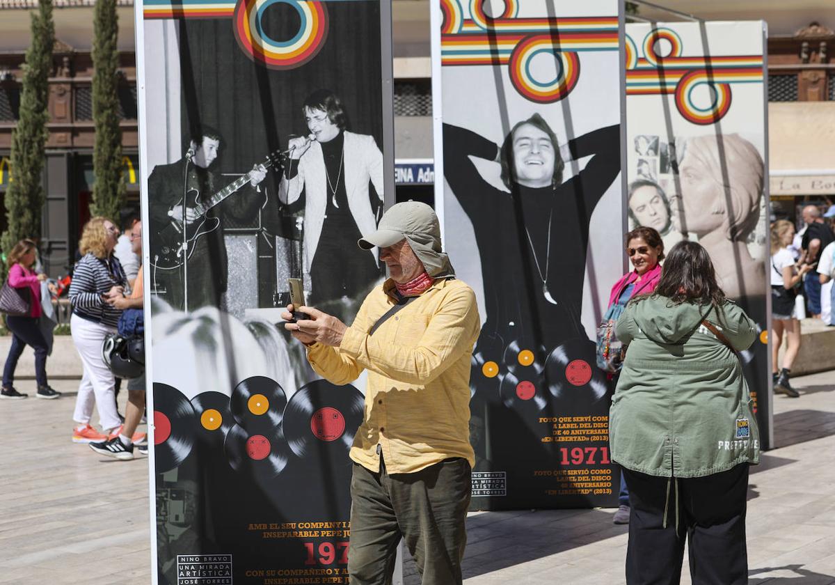 Exposición de Nino Bravo en la plaza de la Reina de Valencia.