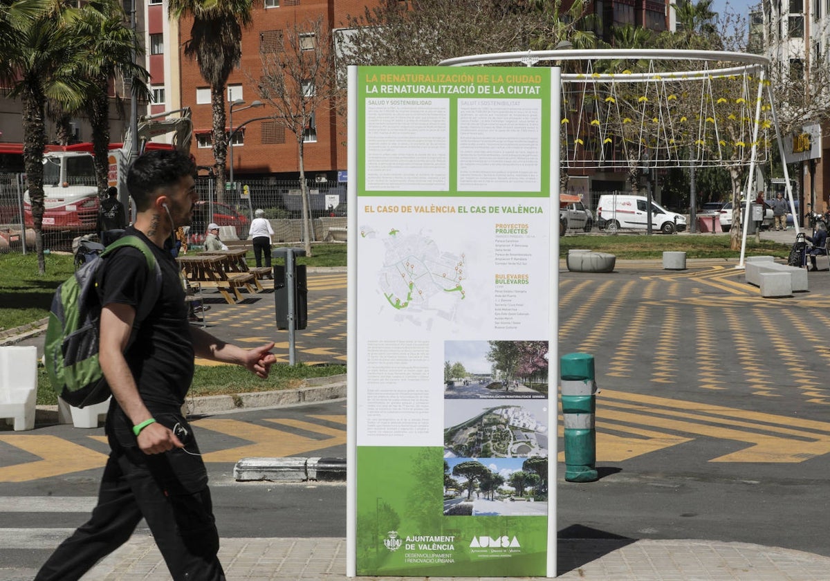 Cartel informativo con proyectos de renaturalización de Valencia que no han empezado, en la calle Jesús.