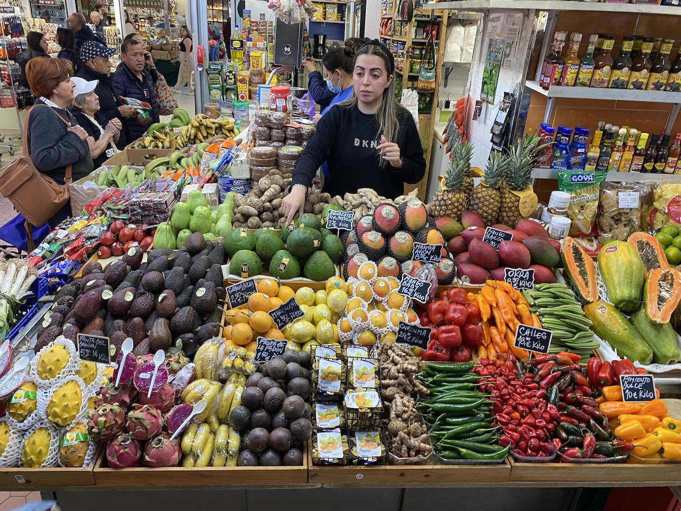 Imagen principal - Un millennial de compras en el Mercado Central