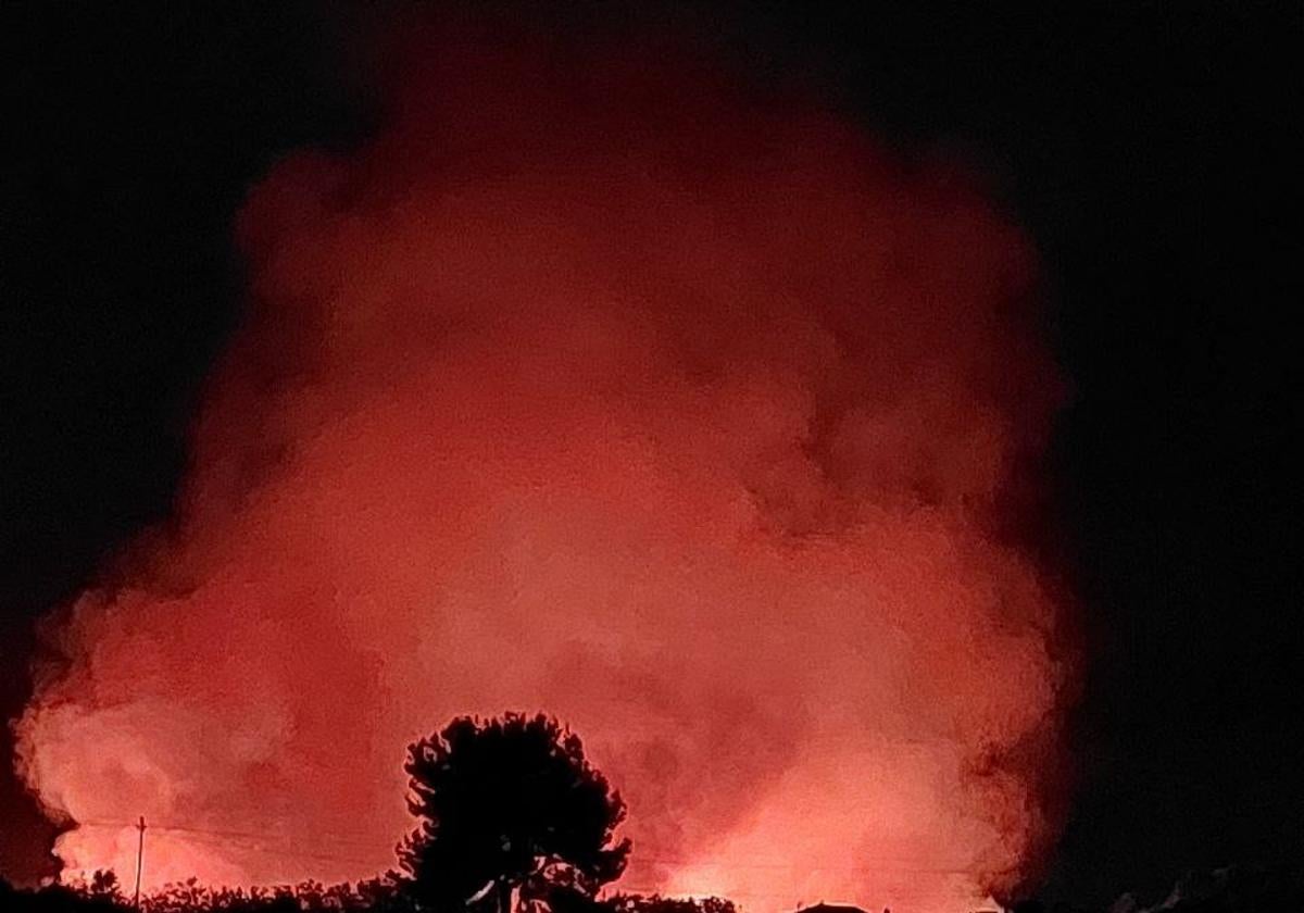 Imagen del fuego durante la noche.