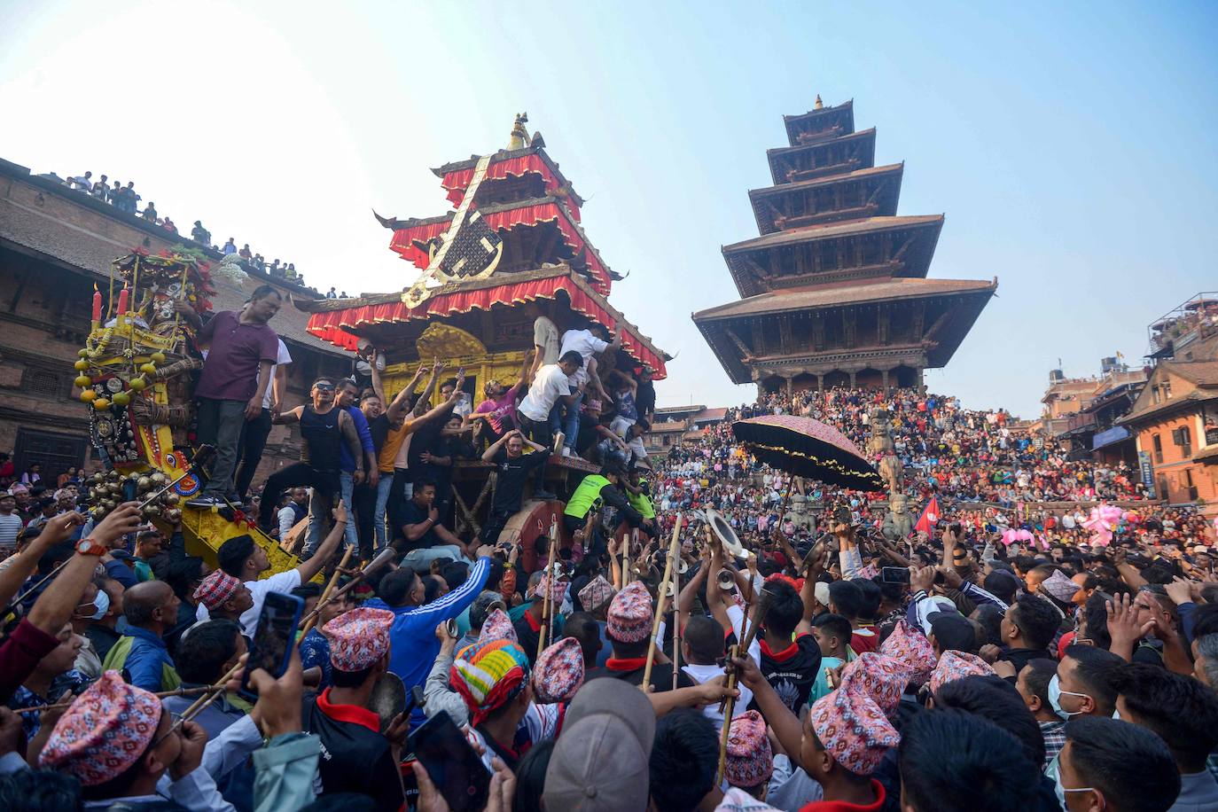 Así es el Bisket Jatra, el festival más colorido y alocado de Nepal