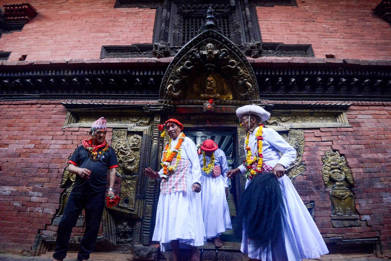 Así es el Bisket Jatra, el festival más colorido y alocado de Nepal