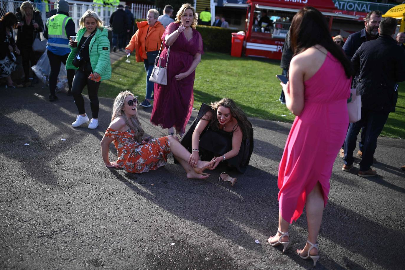 El hipódromo de Liverpool celebra el &#039;Día de las Damas&#039; bajo la lluvia