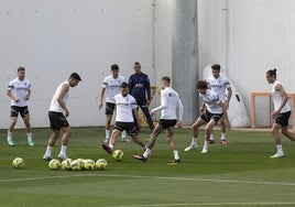 Los jugadores del Valencia, durante el entrenamiento de este viernes en Paterna.