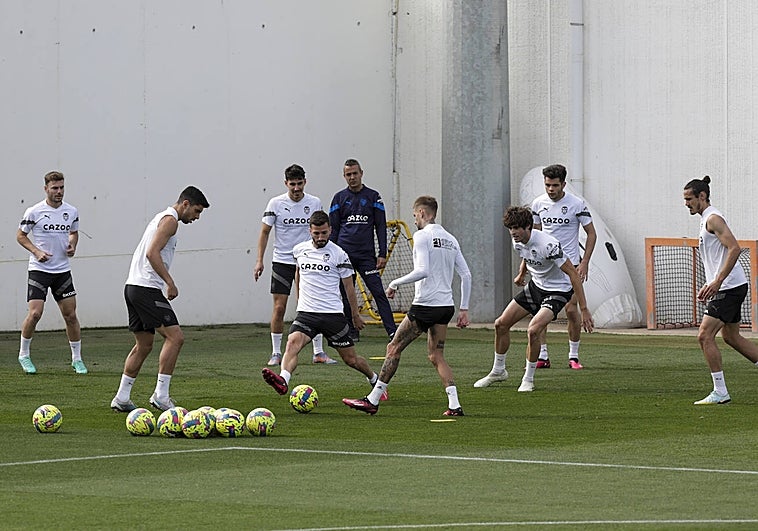El once que ha probado Baraja en el entrenamiento para el Valencia-Sevilla