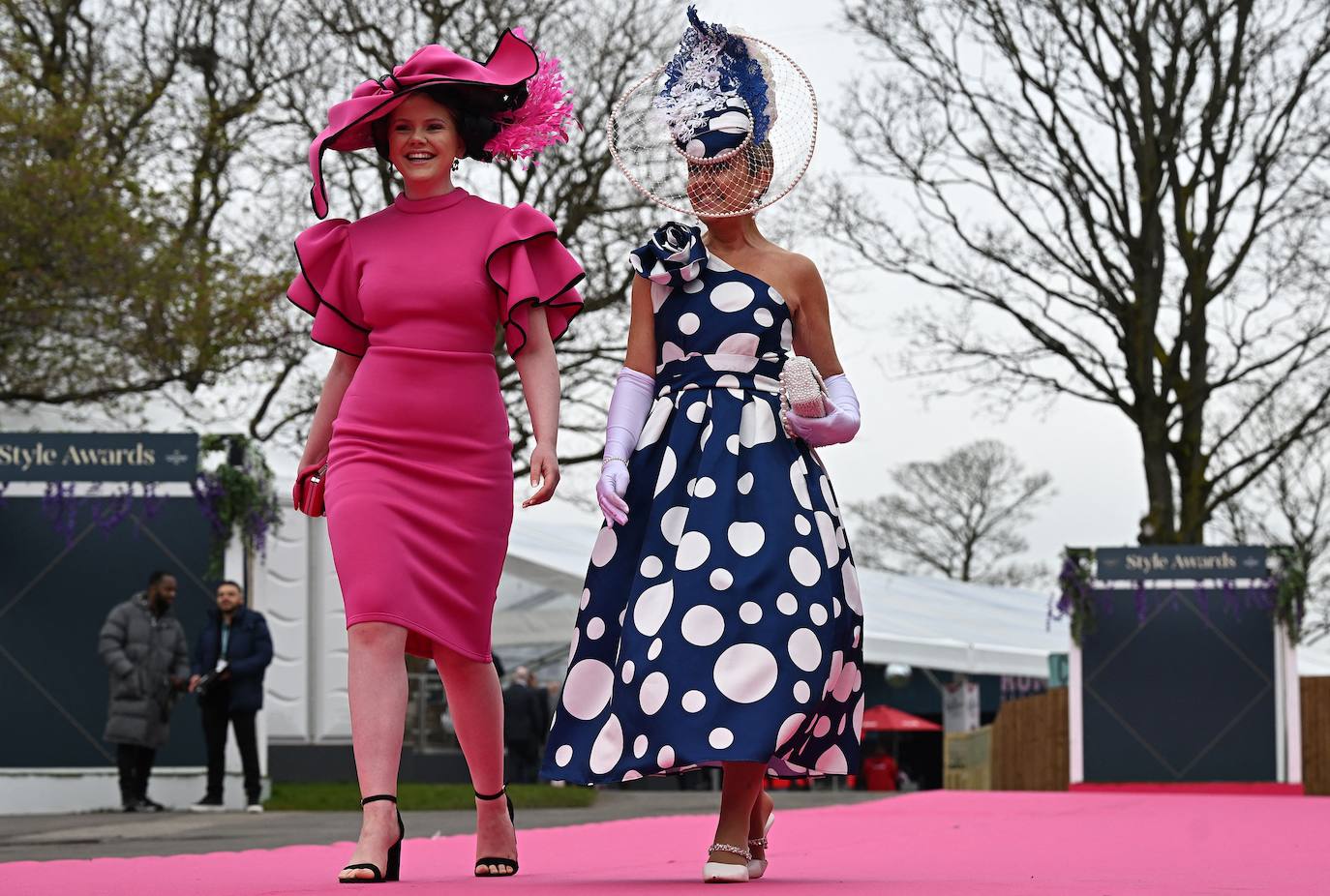 El hipódromo de Liverpool celebra el &#039;Día de las Damas&#039; bajo la lluvia