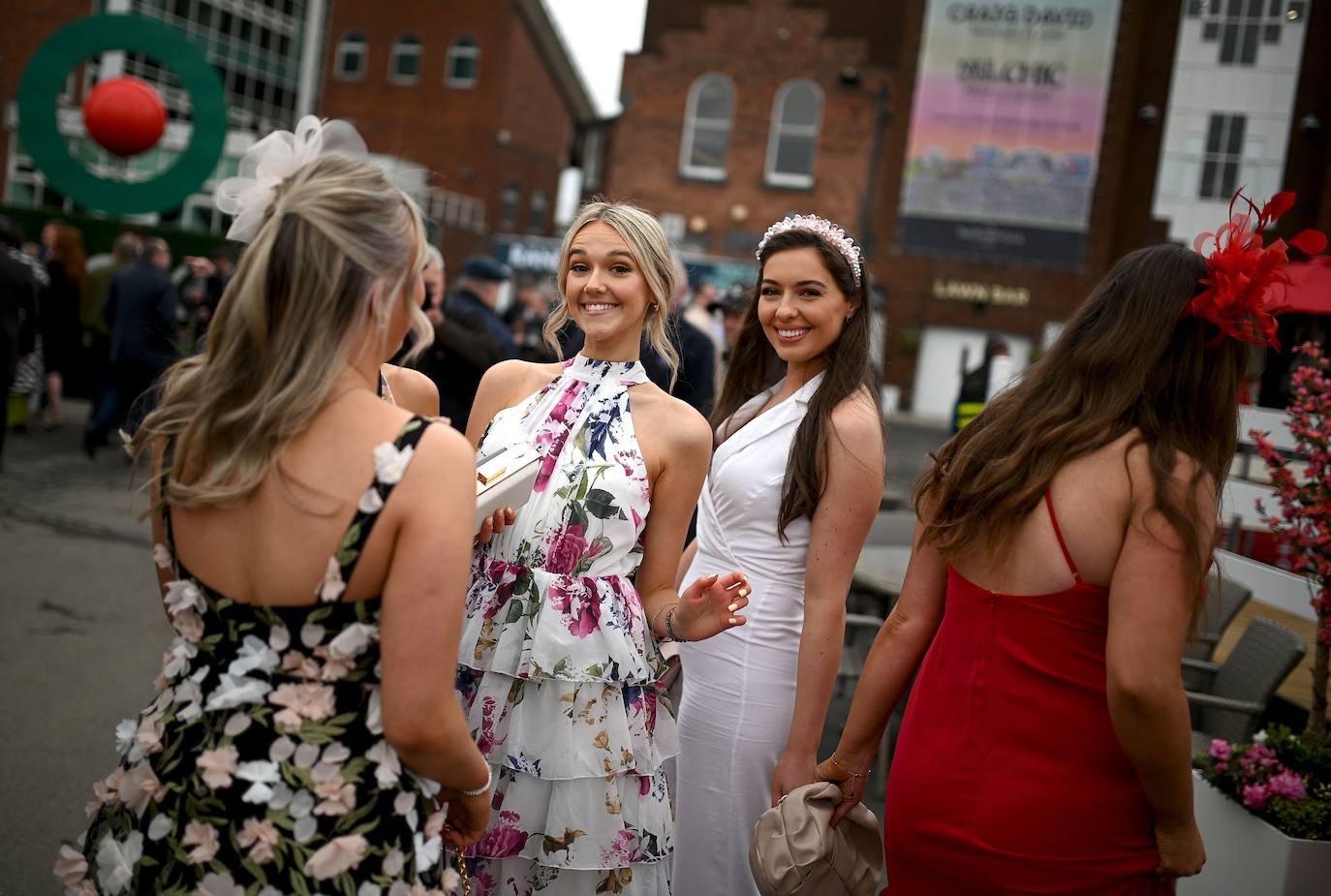 El hipódromo de Liverpool celebra el &#039;Día de las Damas&#039; bajo la lluvia