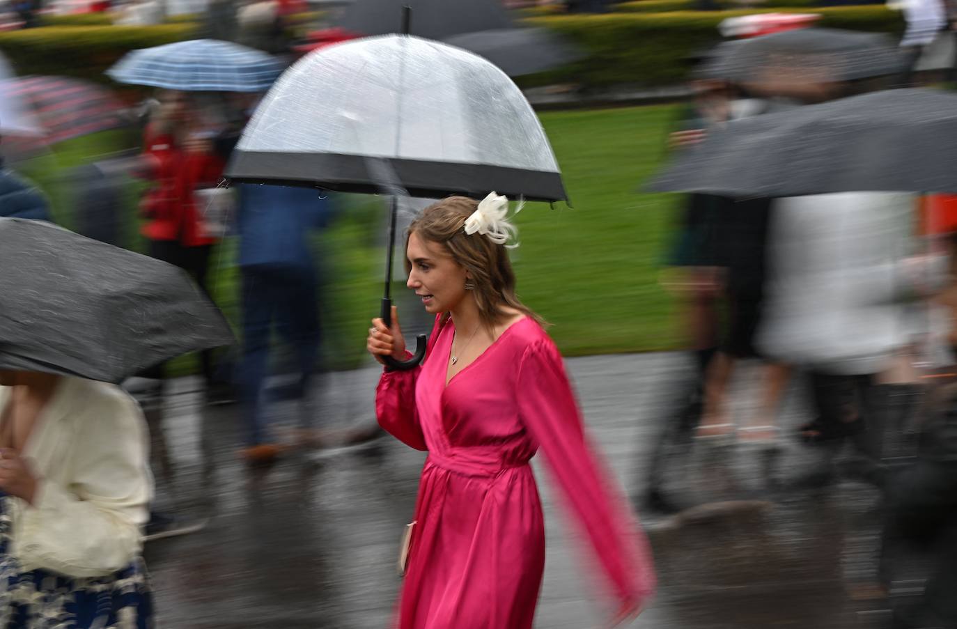 El hipódromo de Liverpool celebra el &#039;Día de las Damas&#039; bajo la lluvia