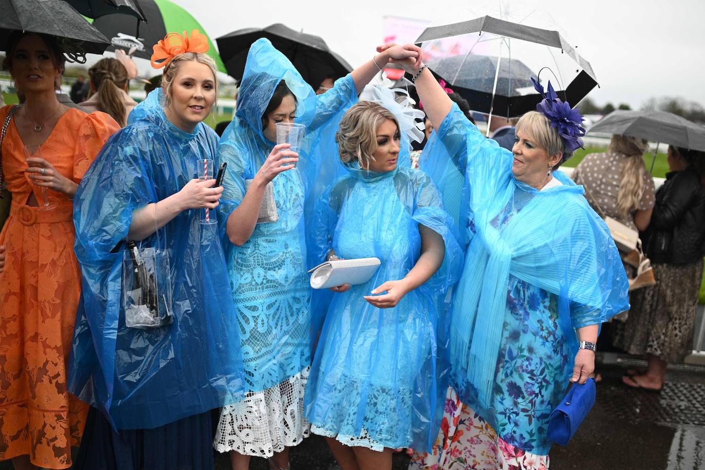 El hipódromo de Liverpool celebra el &#039;Día de las Damas&#039; bajo la lluvia