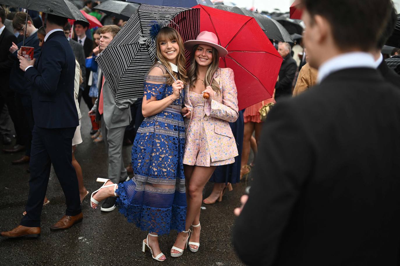 El hipódromo de Liverpool celebra el &#039;Día de las Damas&#039; bajo la lluvia