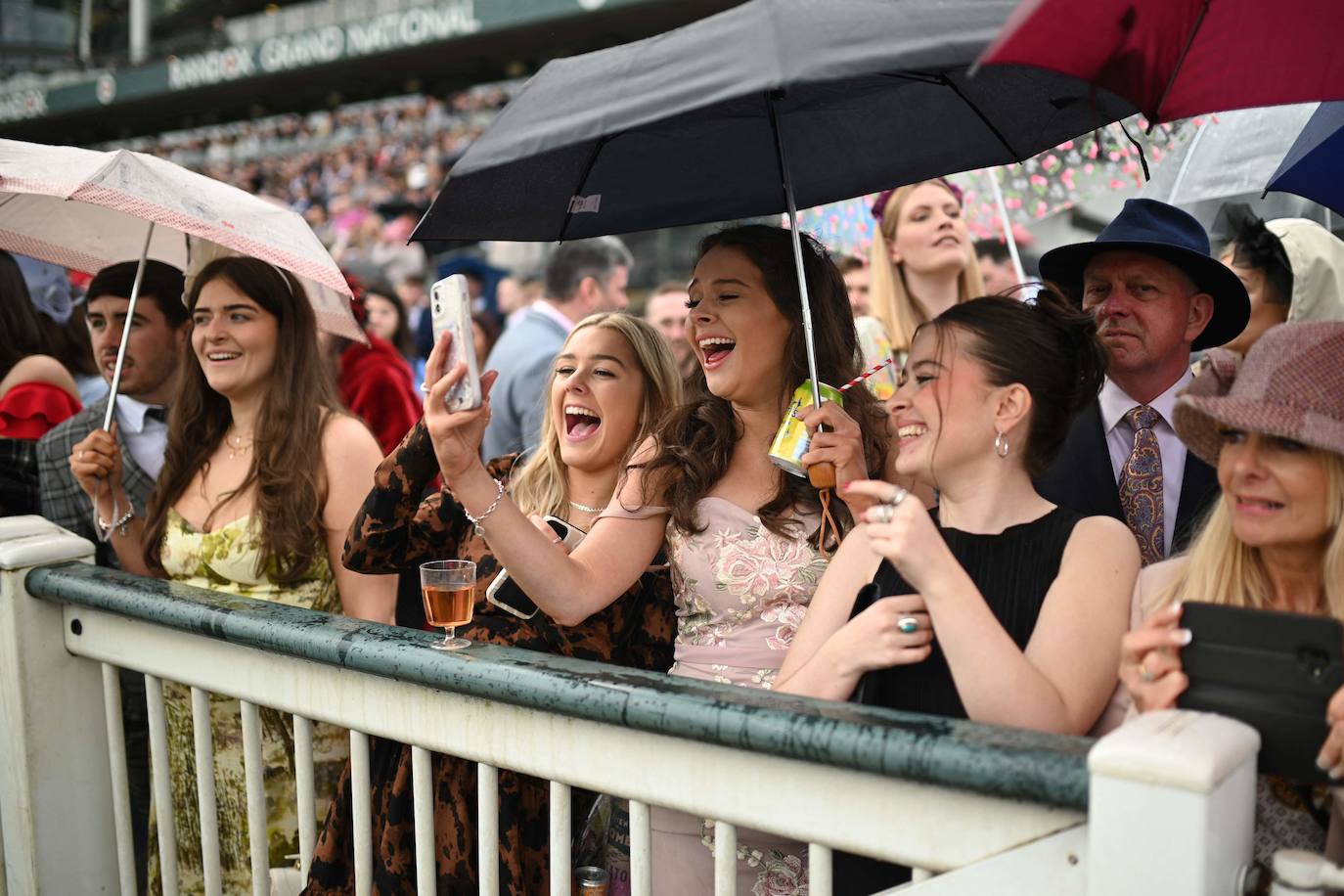 El hipódromo de Liverpool celebra el &#039;Día de las Damas&#039; bajo la lluvia