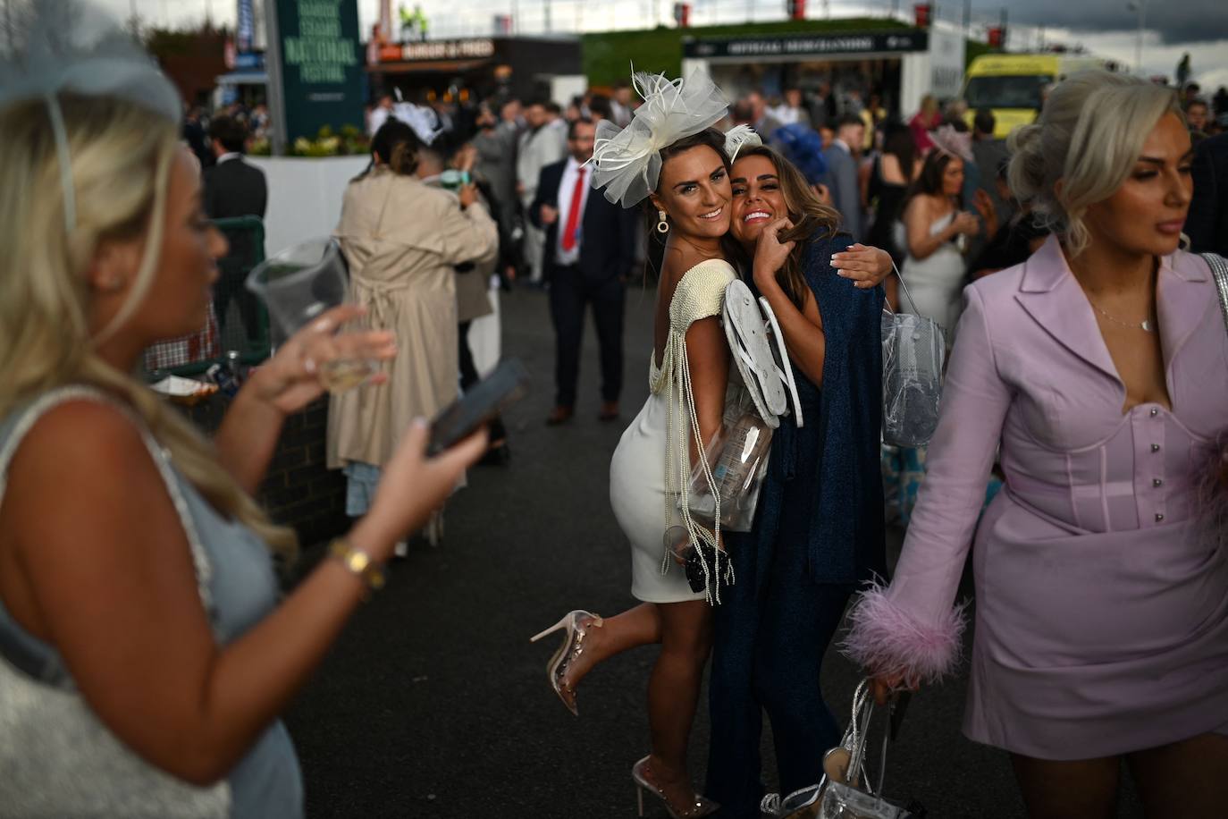 El hipódromo de Liverpool celebra el &#039;Día de las Damas&#039; bajo la lluvia