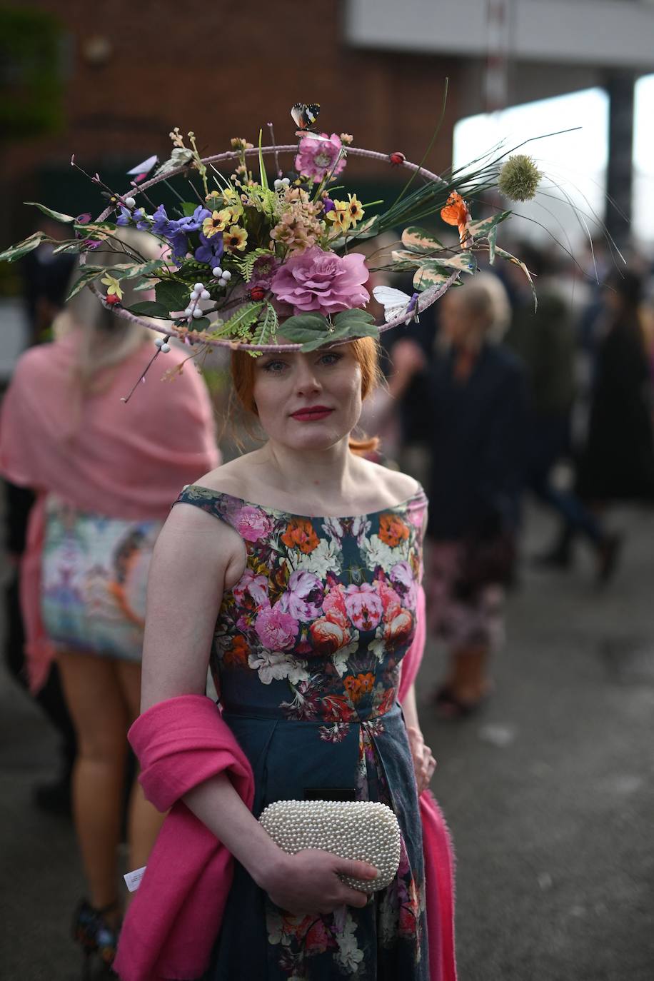 El hipódromo de Liverpool celebra el &#039;Día de las Damas&#039; bajo la lluvia