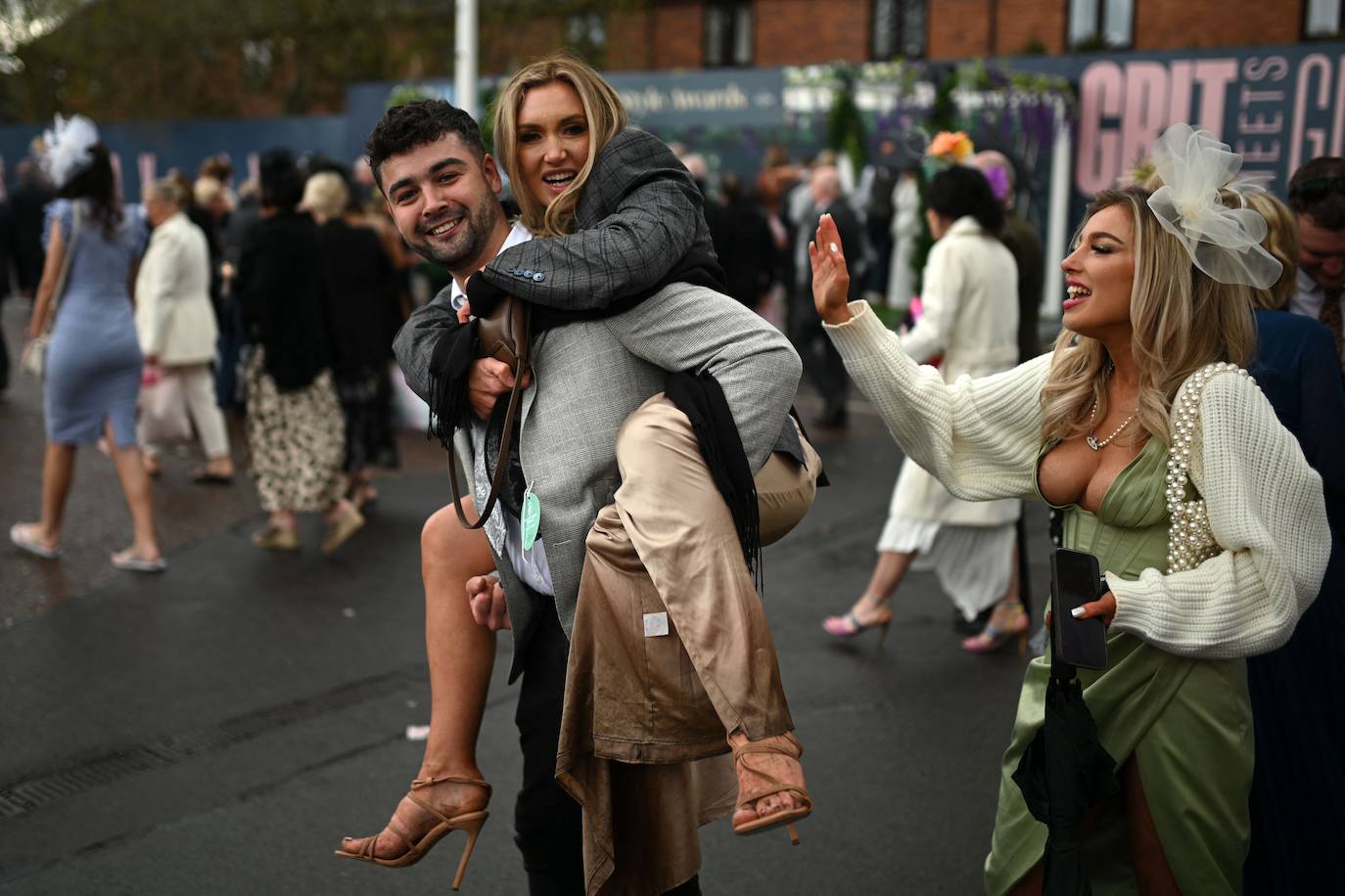 El hipódromo de Liverpool celebra el &#039;Día de las Damas&#039; bajo la lluvia